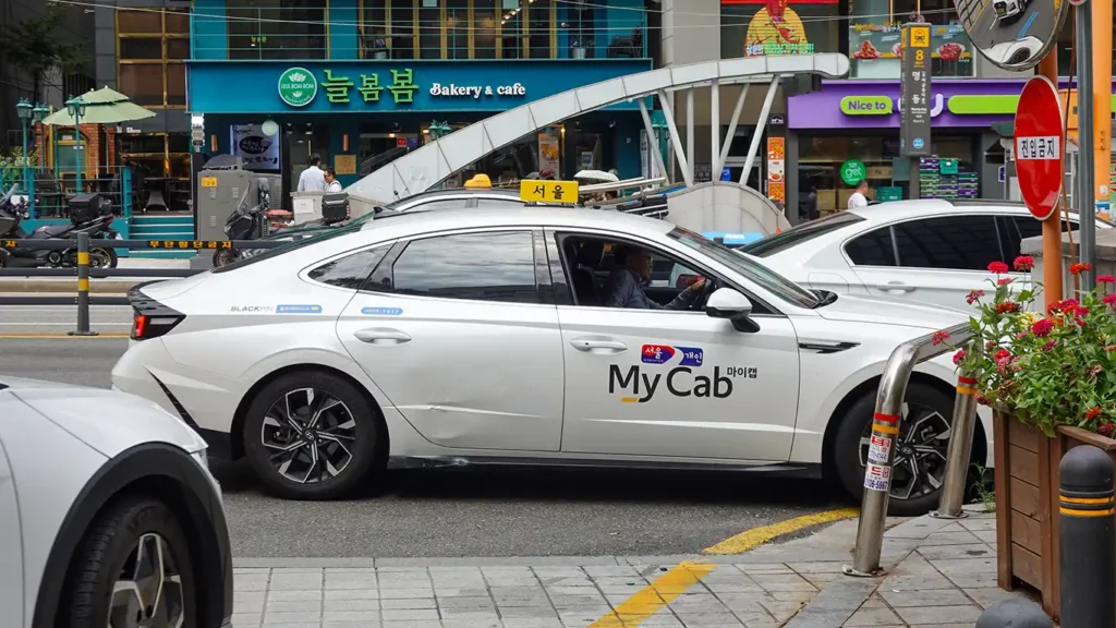 Varios taxis de color blanco en la ciudad de Suwon