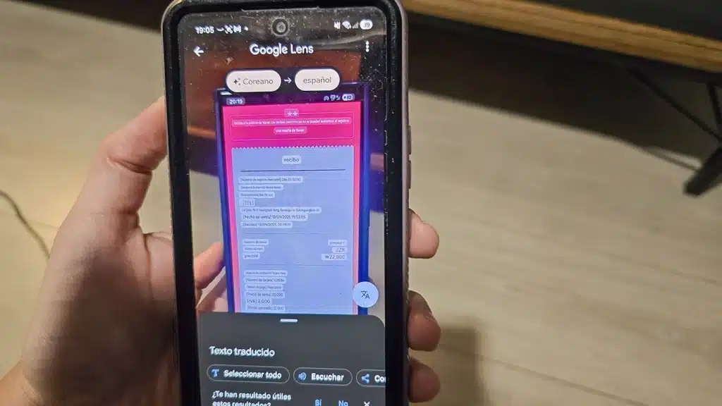 Un móvil con una traducción de texto de coreano a español