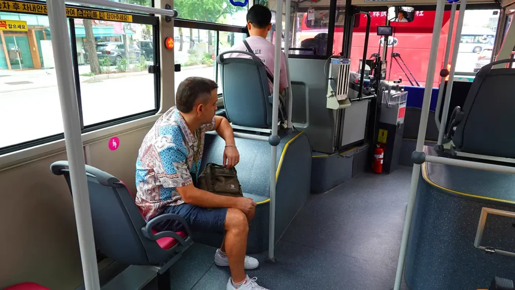 Joan sentado en un asiento de un autobús
