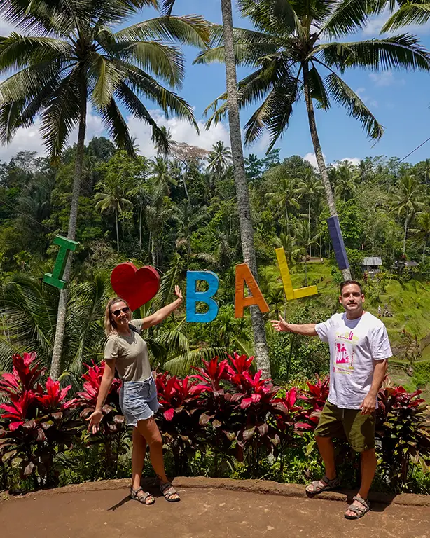 Noelia y Joan en un cartel de un arrozal en Bali