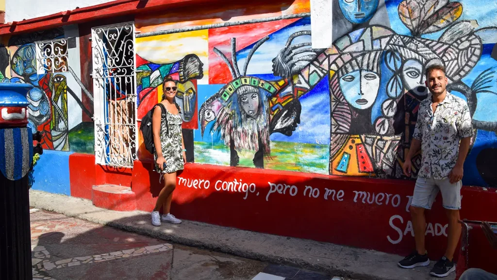 Noelia y Joan en un mural colorido de Cuba