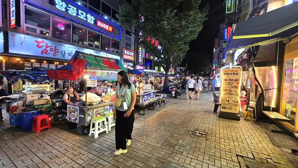 Noelia eligiendo un puesto de comida del Bupyeong Kkangtong Market para cenar