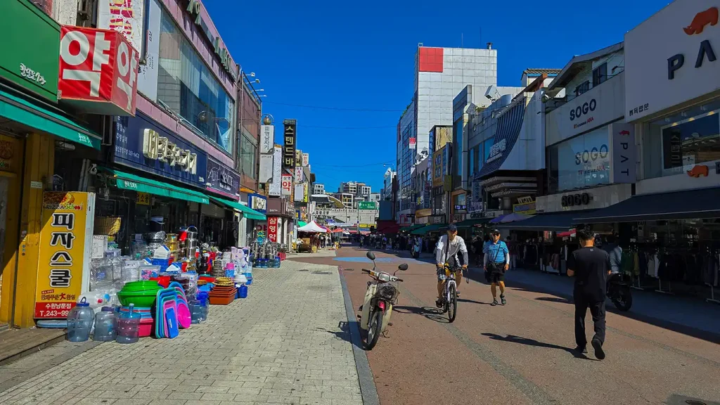 Calle de Suwon llena de tiendas