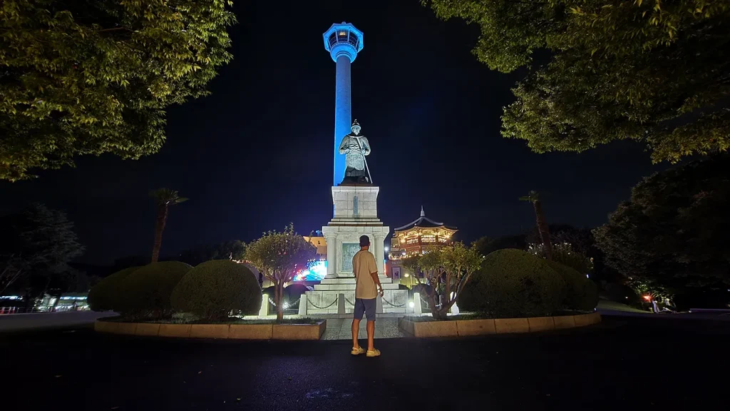 Joan mirando a los monumentos principales del Parque Yongdusan de Nampo