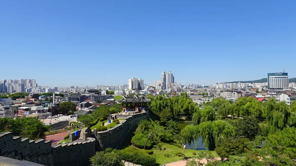 Vistas desde la muralla con los rascacielos de la ciudad de Suwon de fondo
