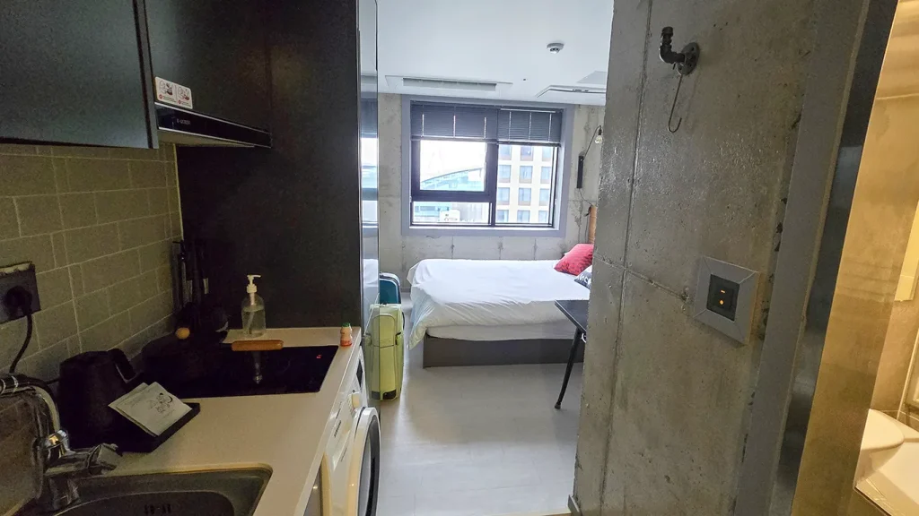 Interior de nuestro hotel Urbanstay Boutique Nampo BIFF en Busan, con cocina y lavadora, un hotel que parece un apartamento