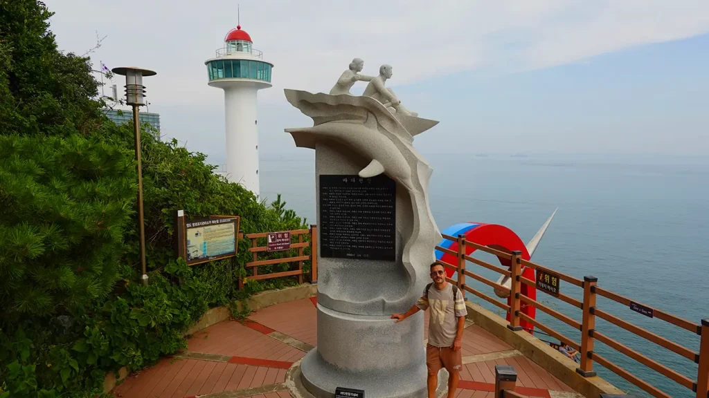 Joan posando en una de las esculturas que encontrarás en el Parque Taejongdae junto al faro