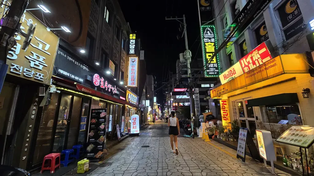 Noelia paseando por una calle de tiendas en la zona de Seomyeon