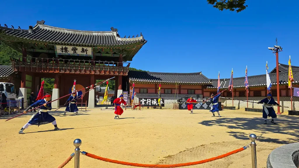 Espectáculo de artes marciales en la entrada del Palacio Hwaseong