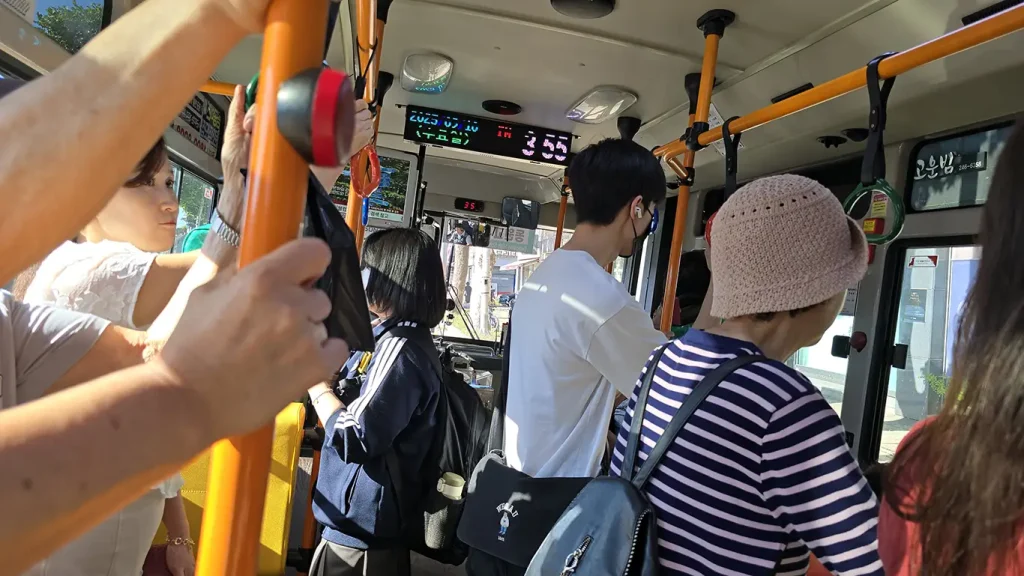 Interior autobús de Suwon con gente