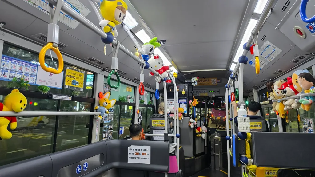 Interior del autobús de la línea 41 que nos llevó a nuestro hotel de Nampo lleno de peluches