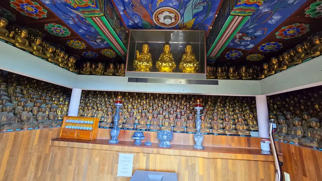 El interior del Templo Seokbulsa lleno de budas dorados, es un lugar de rezo