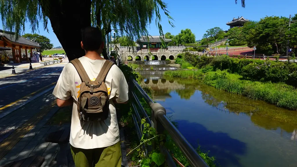 Joan caminando junto al arroyo cerca de la fortaleza de Hwaseong en Suwon