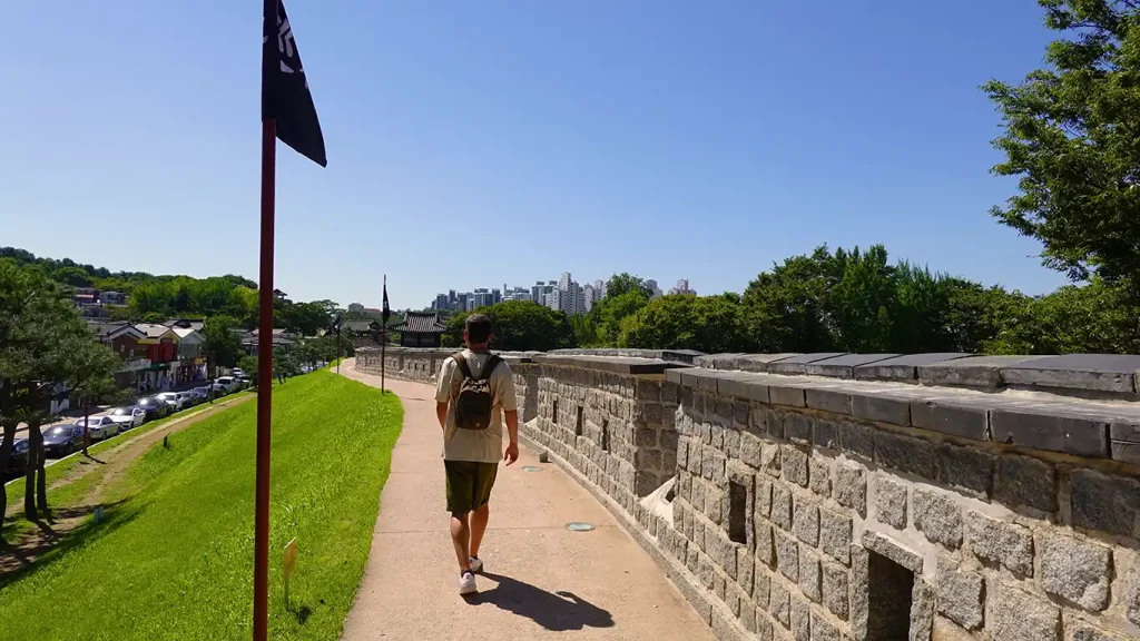 Joan caminando por la Fortaleza Hwaseong