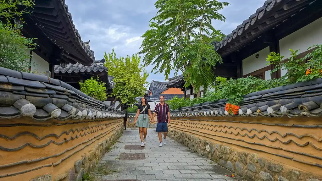 Nosotros paseando por la hanok village en Jeonju
