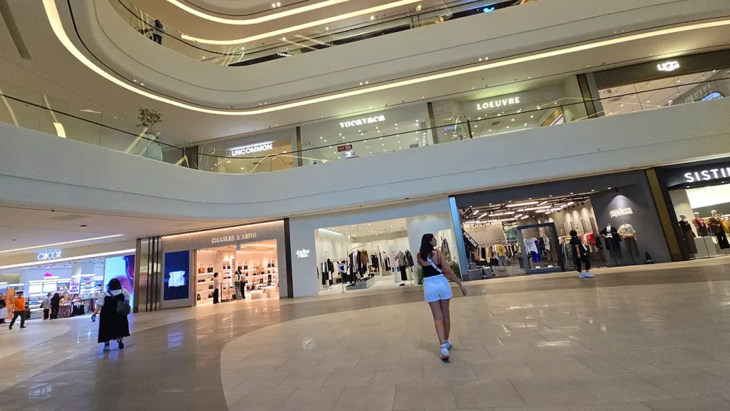 Noelia dentro del centro comercial Starfield de Suwon