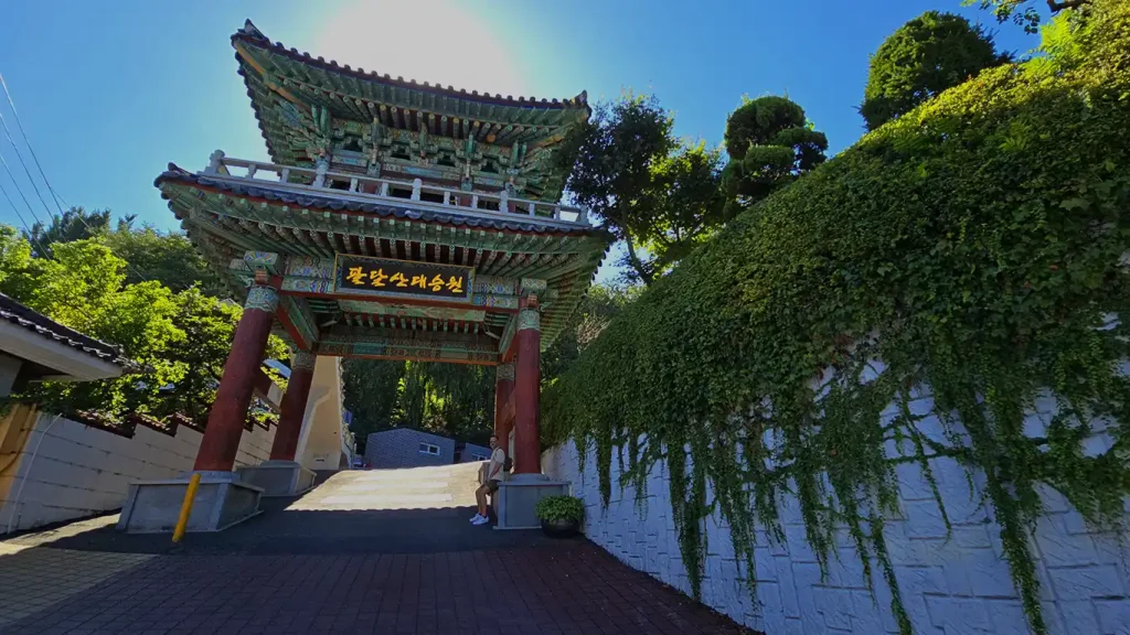 Joan en la entrada del templo de Suwon