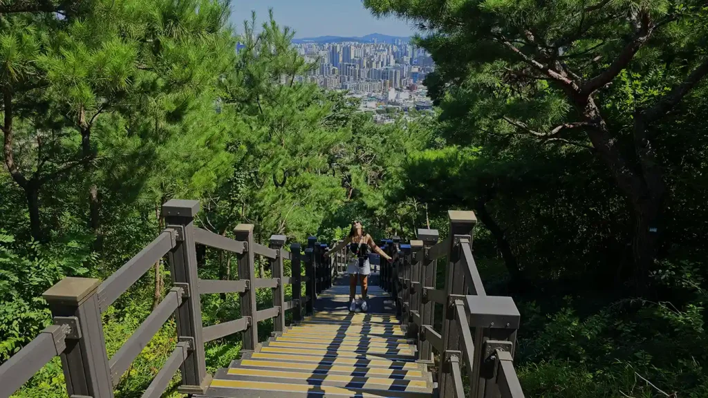 Noelia subiendo las escaleras para el Seojangdae Command Post de Suwon
