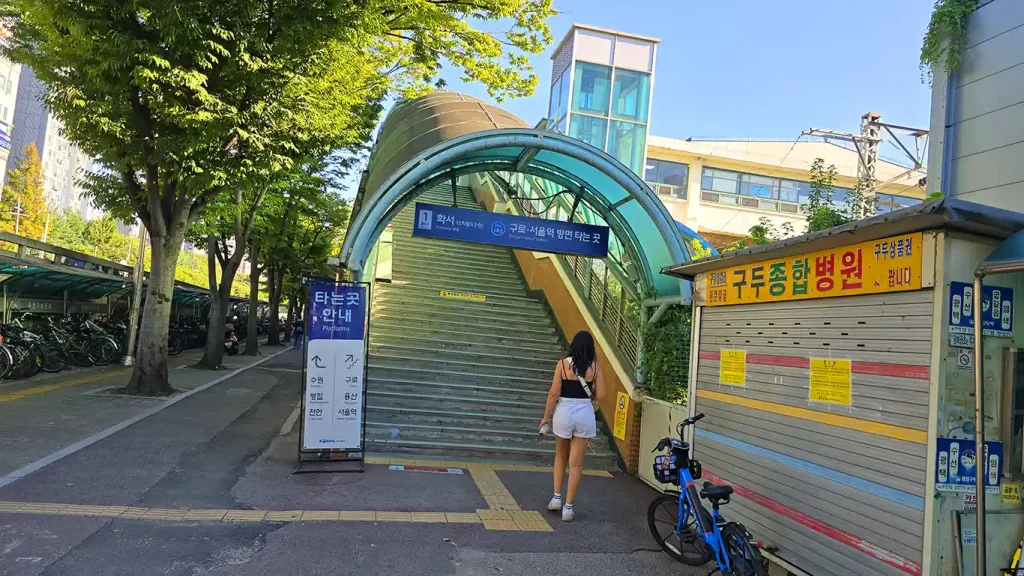 Noelia subiendo las escaleras de la Estación de Suwon