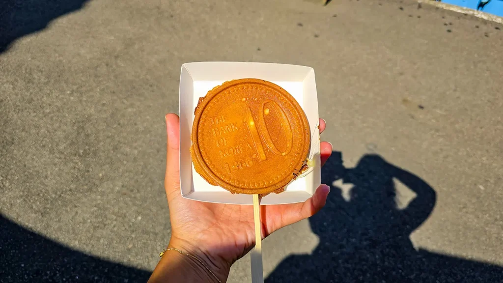 Famosa galleta coreana redonda como una mano de grande, simulando 10 wones