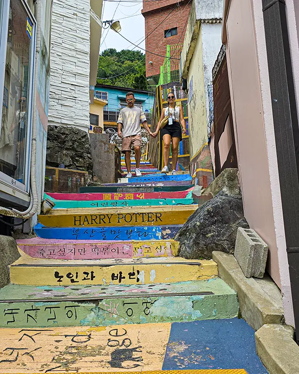 Nosotros bajando las escaleras coloridas llamadas Escaleras de la Literatura