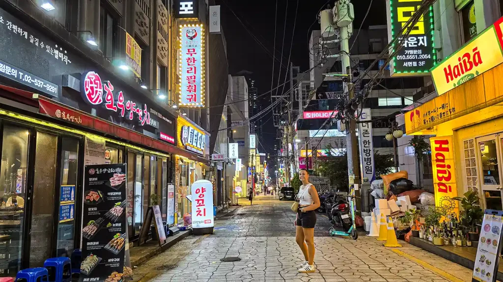 Jeonpo Cafe Street está llena de restaurantes y cafeterías en Seomyeon