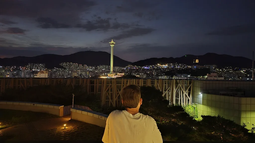 Joan mirando a la Busan Diamond Tower desde el Mirador Lotte Gwangbok Observatory de Nampo