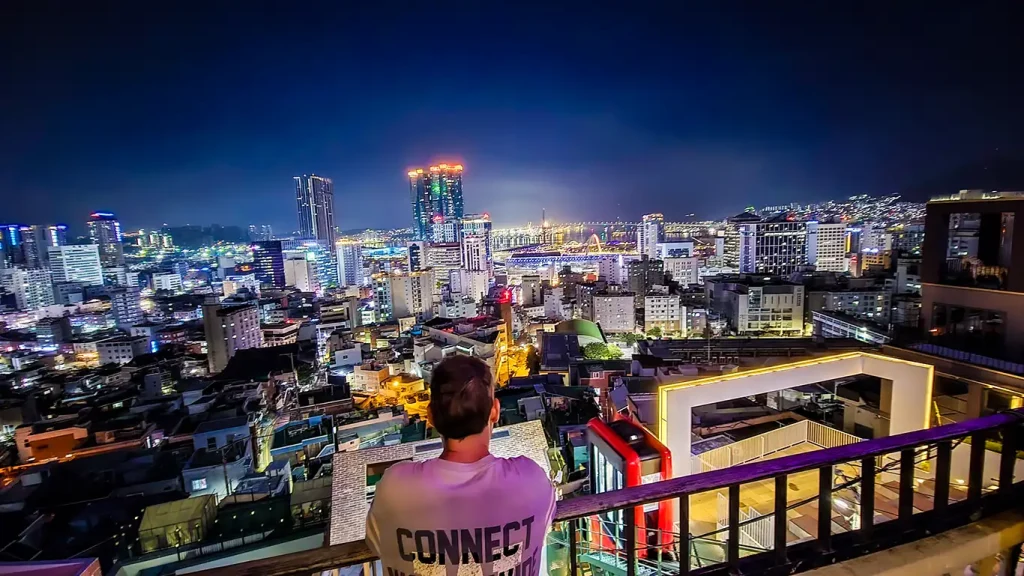 Edificios de noche con Busan de fondo desde el Monorraíl de los 168 escalones