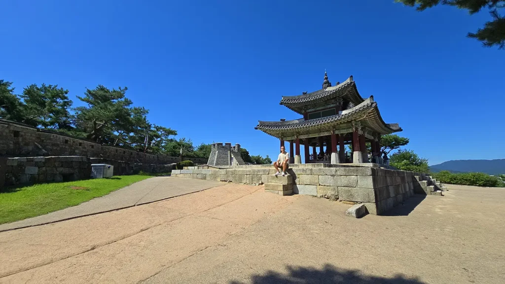 Joan sentado en un pabellón de la Fortaleza Hwaseong
