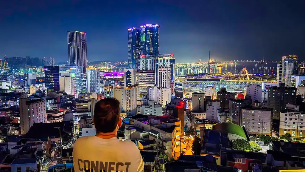 Vistas a Busan desde el Skywalk Observatory, con rascacielos todo iluminado de noche