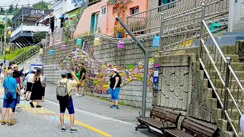 Gente echándose fotos en el Mural del Pez Viajero de Gamcheon Culture Village