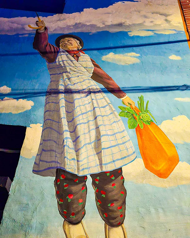 Mural de una persona mayor sujetando un paraguas