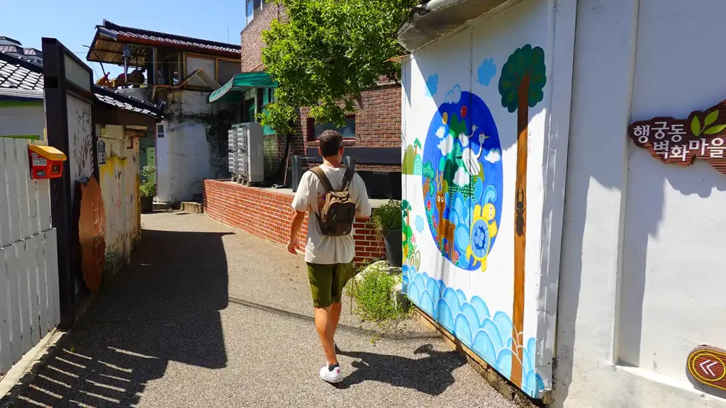 Joan paseando por el barrio de los murales en Suwon