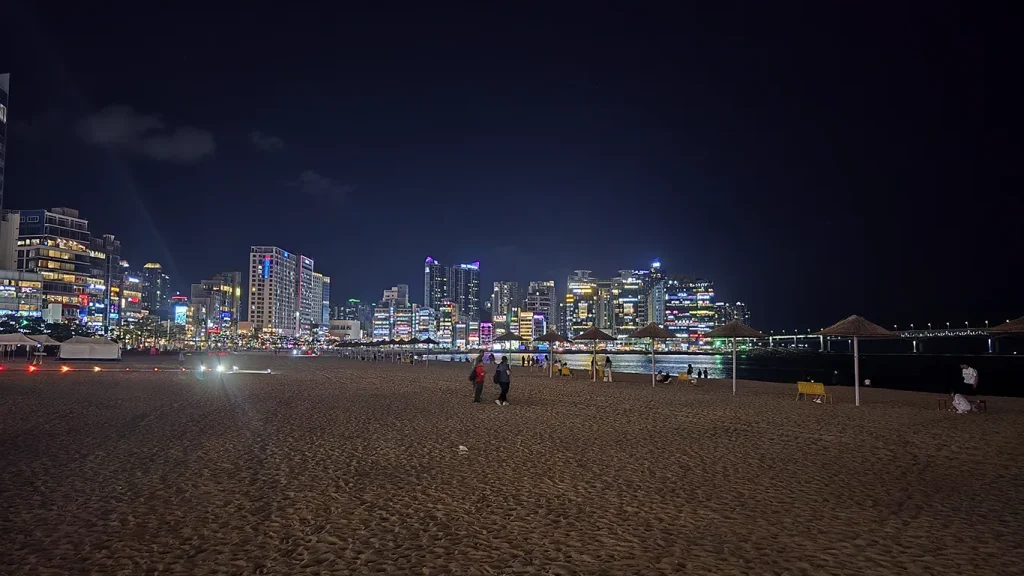 Dos personas en la playa de Gwangalli esperando al espectáculo del Puente Gwangan