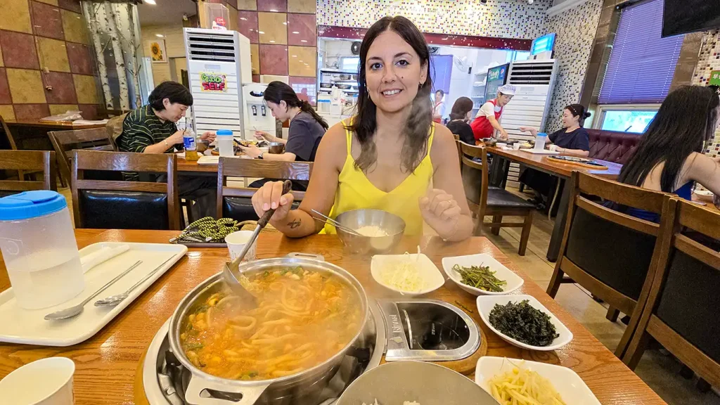 Noelia comiendo Nak-Gop-Sae en un restaurante en Haeundae, uno de los platos que comer en Corea