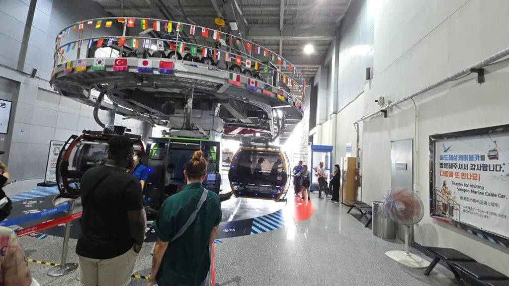 Cola de gente para subir a las cabinas del Teleférico Busan Air Cruise