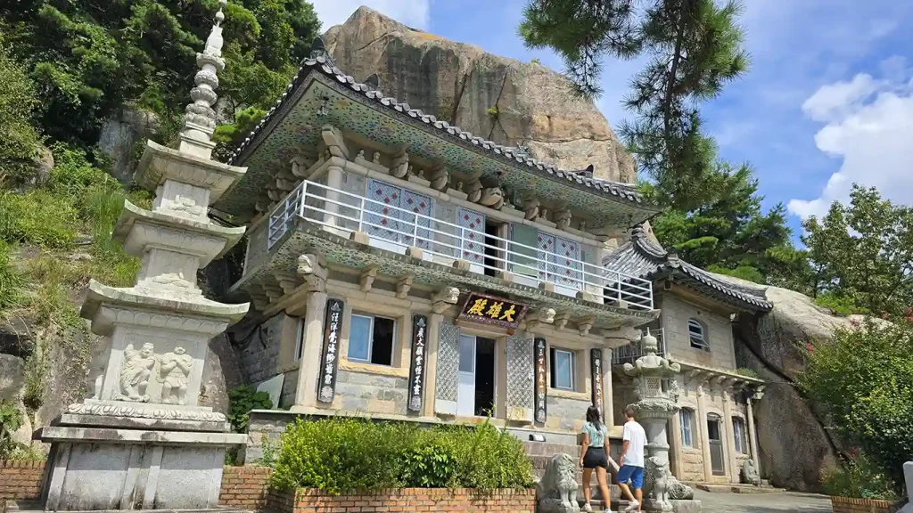 Joan y Noelia entrando al salón principal del Templo Seokbulsa, el más espectacular de Busan