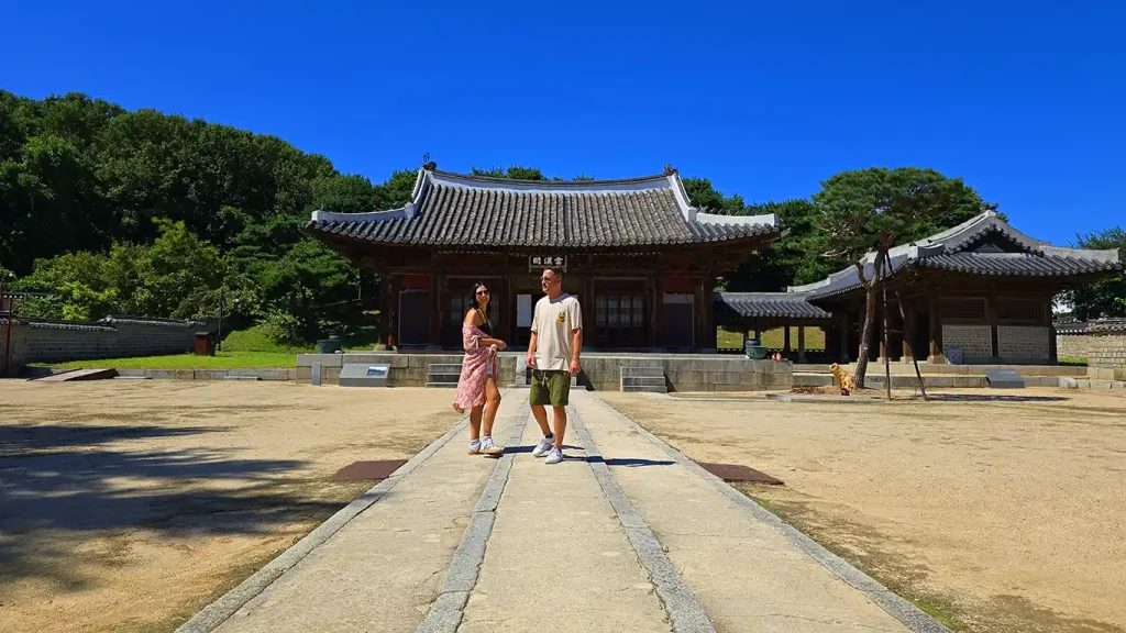 Noelia y Joan en el Palacio Temporal Hwaseong en Suwon