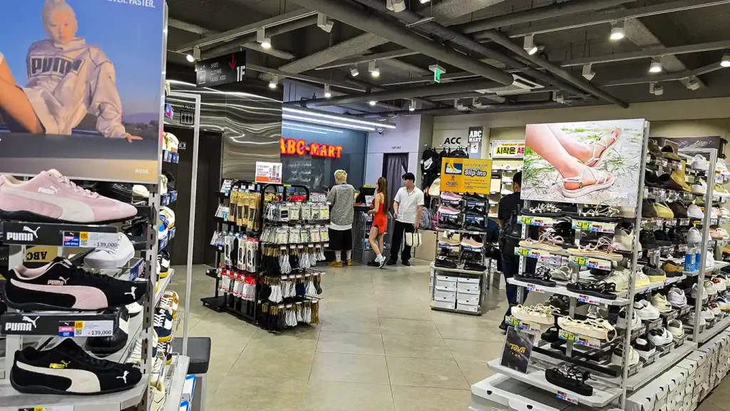 Tienda ABC Mart llena de calzado y ropa deportiva barata, de las tiendas deportivas más importantes en de Corea