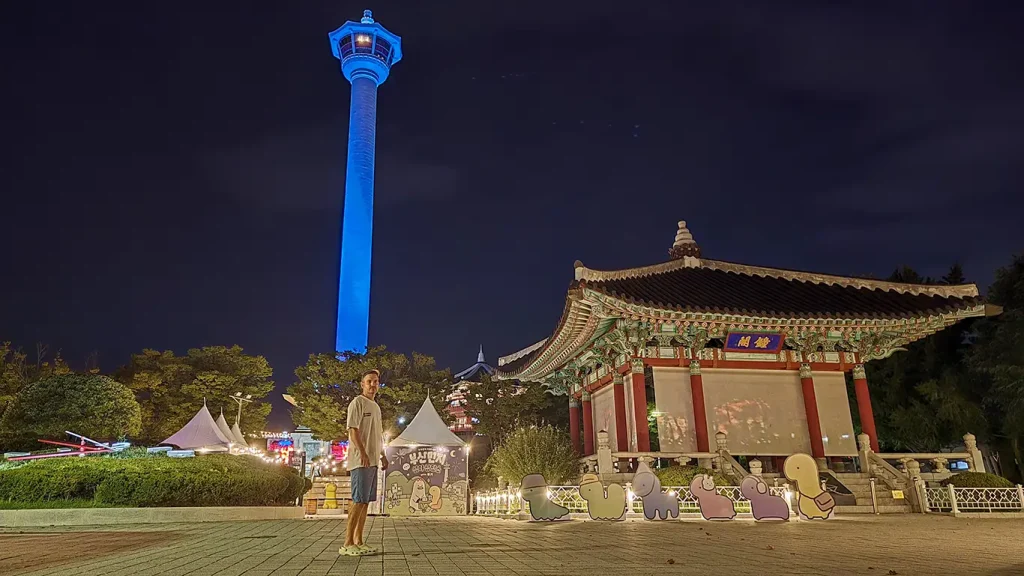 Joan en la base de la Torre de Busan, un imprescindible que ver en Busan