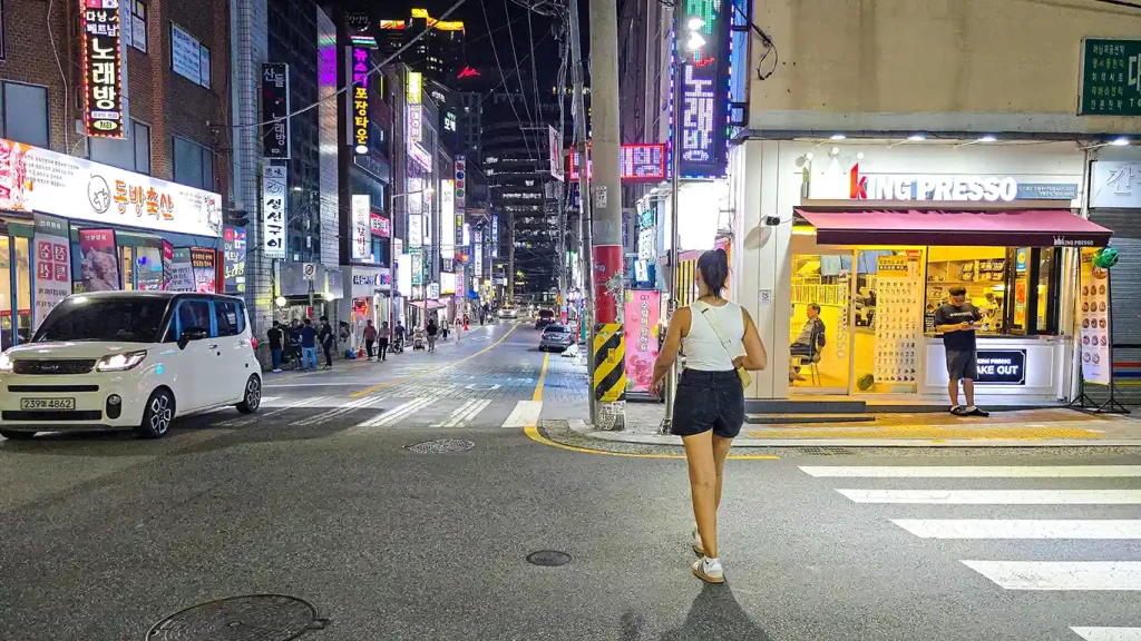 Noelia paseando por la calle Jungang-daero en Chinatown