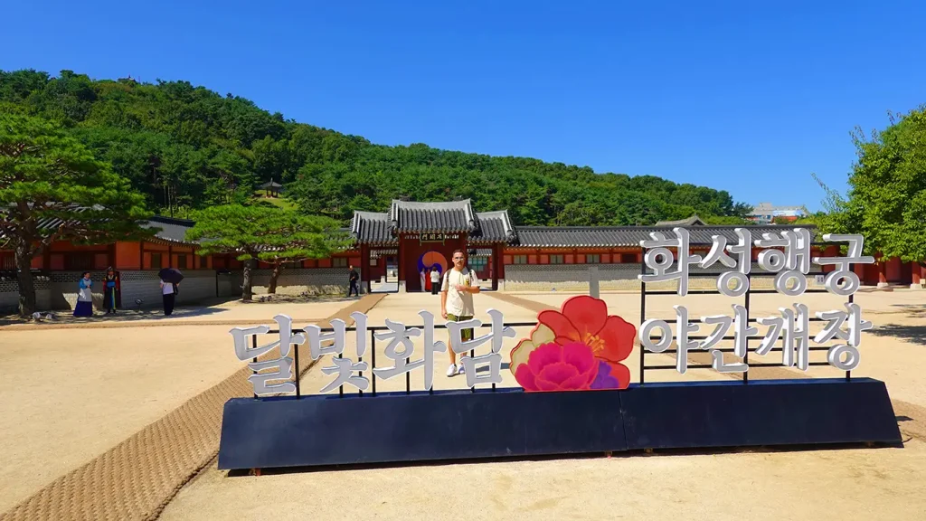 Joan en la entrada del Palacio Temporal Hwaseong
