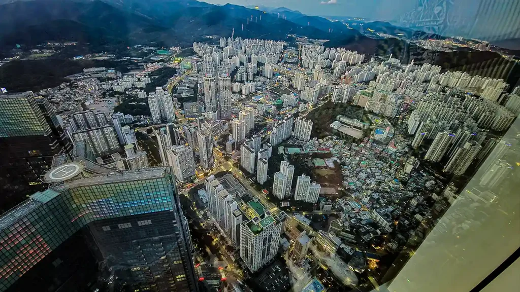 Vistas desde una de las ventanas del miradaor Busan X the Sky