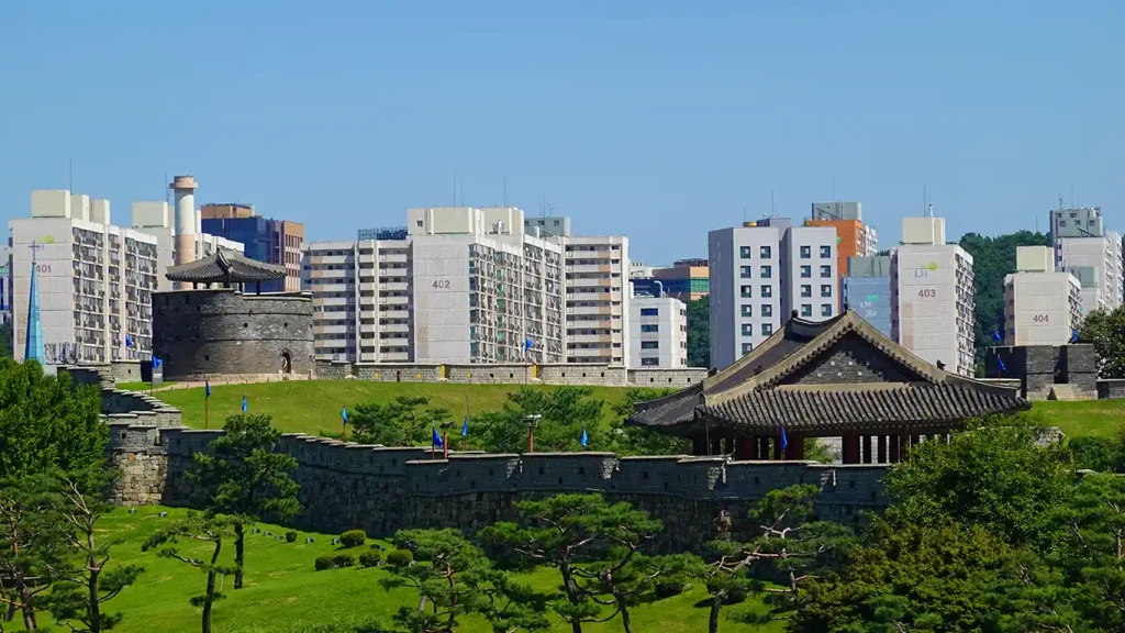 Vistas desde la muralla Hwaseong con los rascacielos de fondo