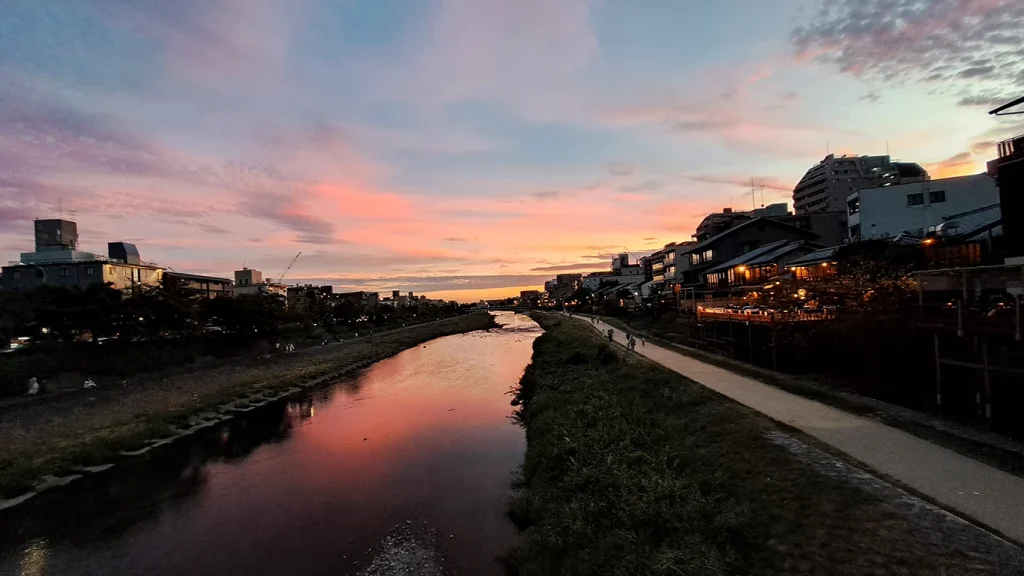 Atardecer con el cielo rojo y amarillo en el río Kamogawa en Kioto