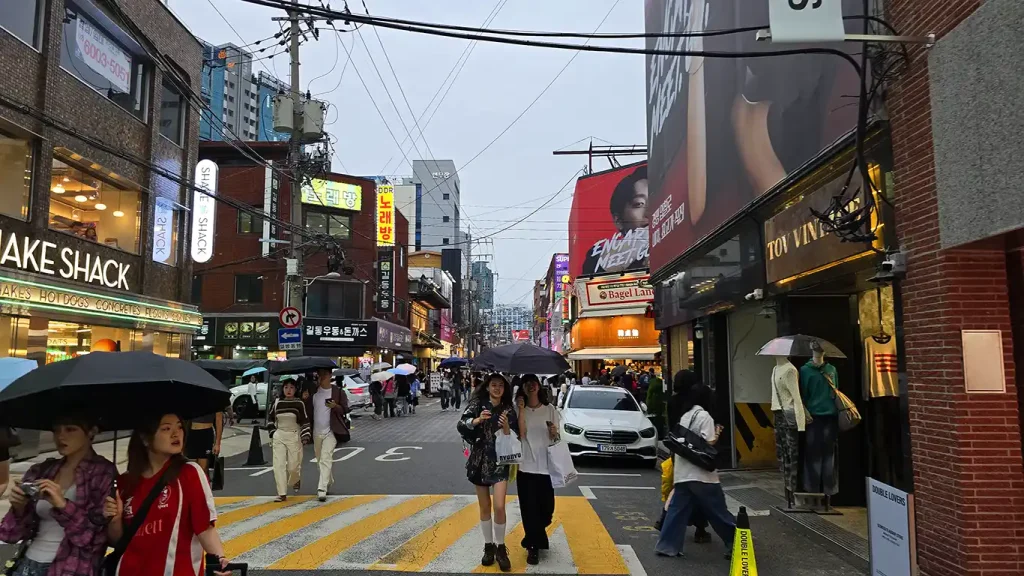 Calle llena de gente en el barrio Seongsu-dong en Seúl