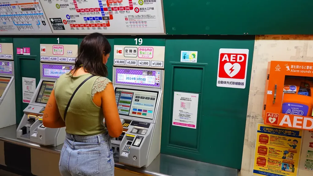 Noelia en las máquinas recargando las tarjetas SUICA