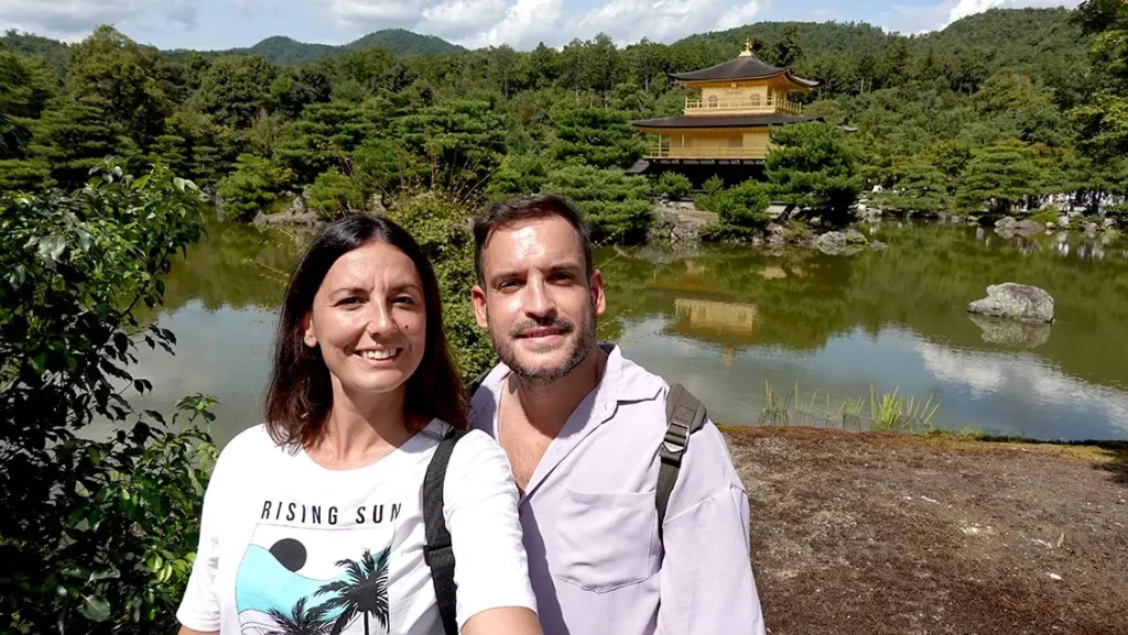 Nosotros en Templo Kinkaku-ji pabellon dorado de fondo en Kioto