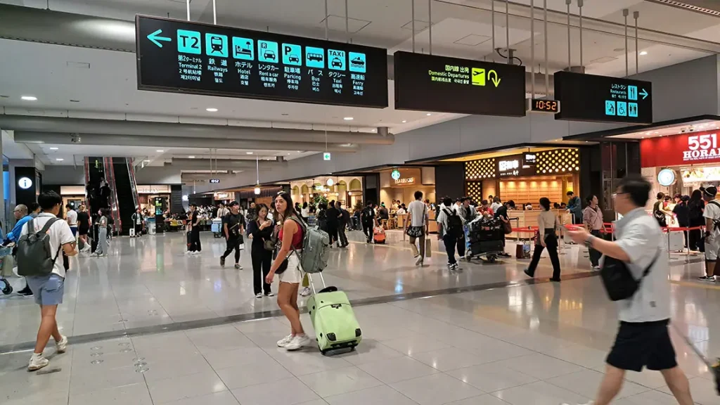 Noelia con la maleta en el aeropuerto de Seúl