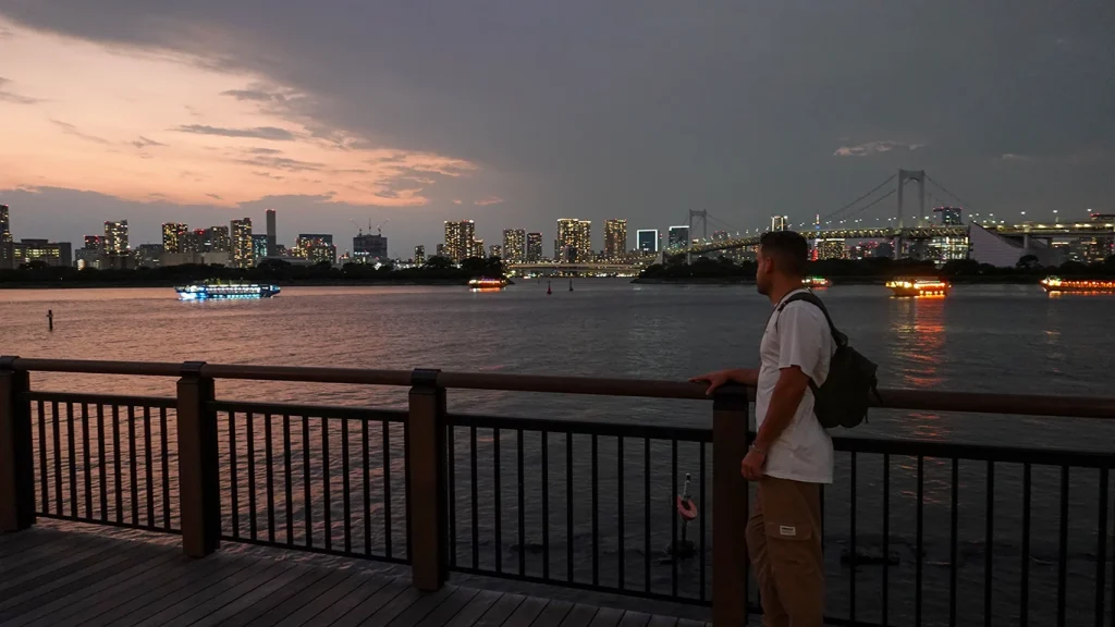 Joan viendo el atardecer con Tokio de fondo en el barrio Odaiba